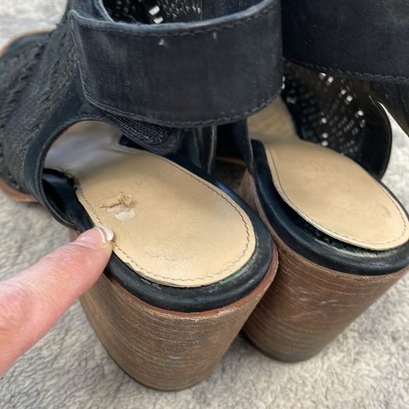 Vince Camuto Keannie Sandals Laser Cut Open Toe Stacked Heel Black Sz 8.5 - Picture 7 of 13